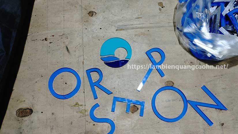 chữ nổi mica dán tường công ty