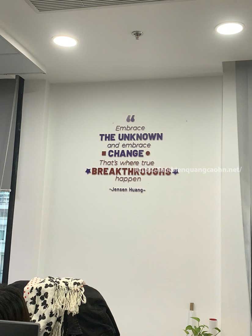 khẩu hiệu chữ nổi mica dán tường công ty