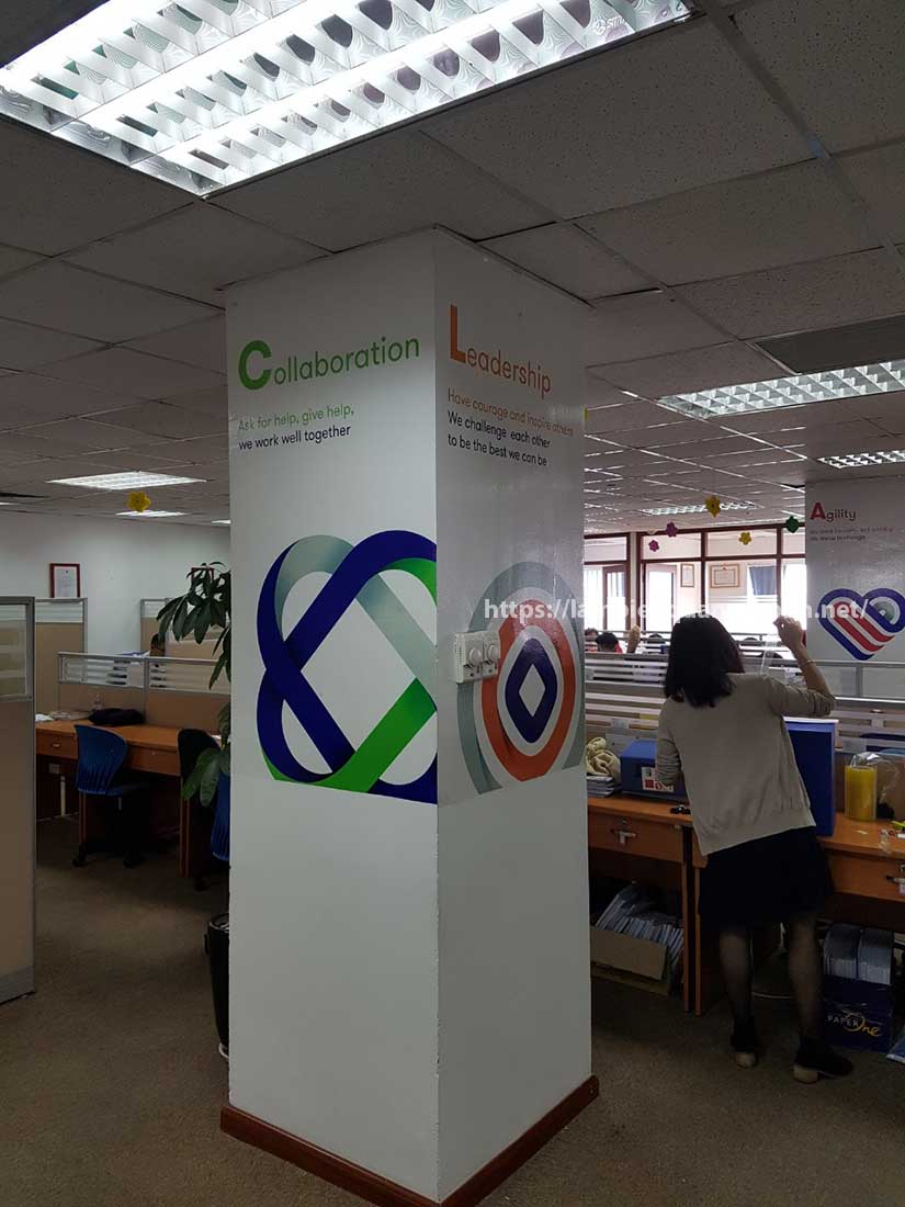 khẩu hiệu dán tường công ty