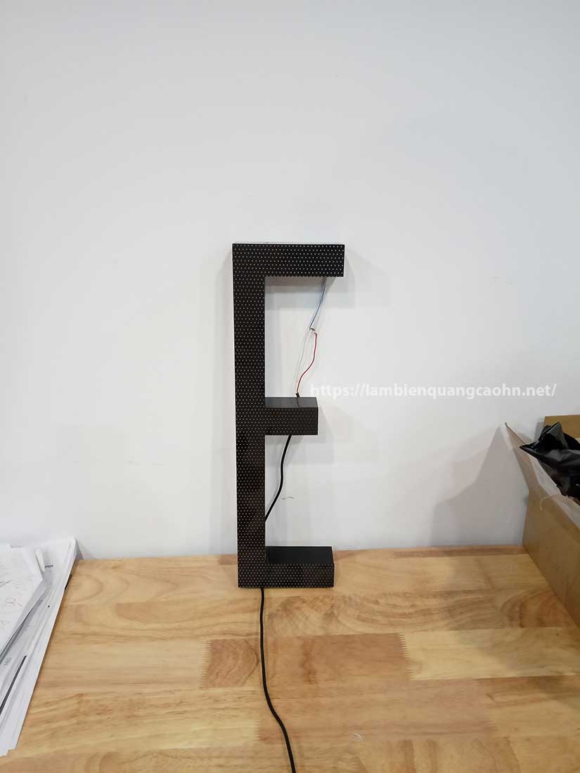 chữ nổi mica thay đổi màu sắc