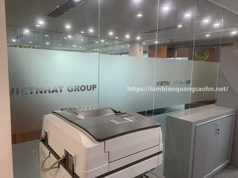 dán decal cát mờ lên kính