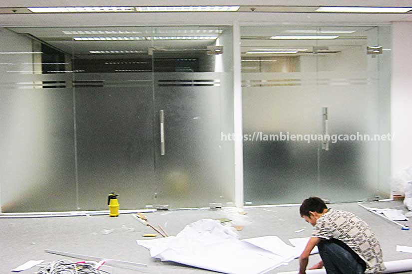 dán decal mờ kính văn phòng