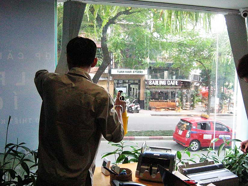 Dán decal kính văn phòng, decal dán kính, đề can dán kính, in decal dán kính, decal mờ, dán cửa kính
