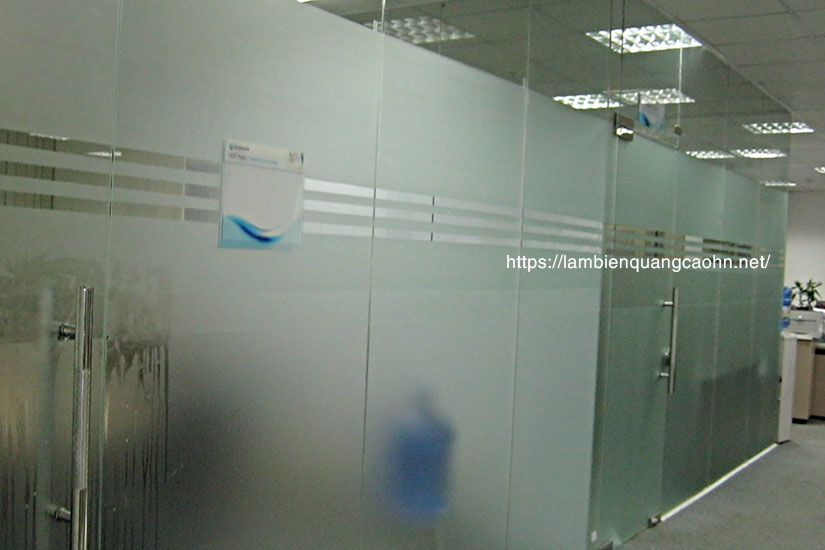 Decal mờ, dán cửa kính, decal dán kính, dán mờ vách ngăn văn phòng