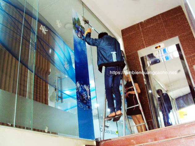 Dán decal kính, decal dán kính, đề can dán kính, dán decal kính văn phòng, in decal dán kính, dán cửa kính, dán trang trí noel, dán trang trí tết,