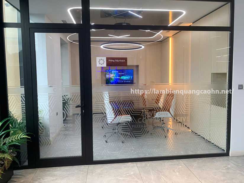 dán decal mờ hoa văn