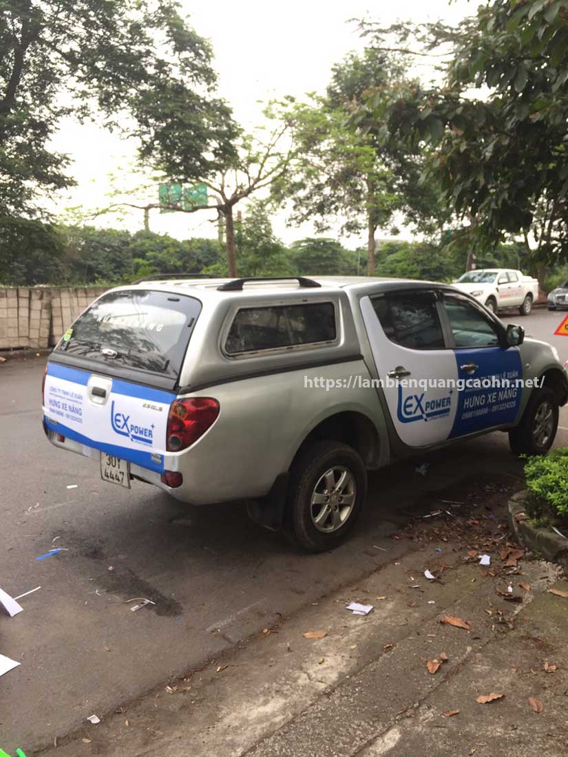 Dán decal quảng cáo lên xe ô tô