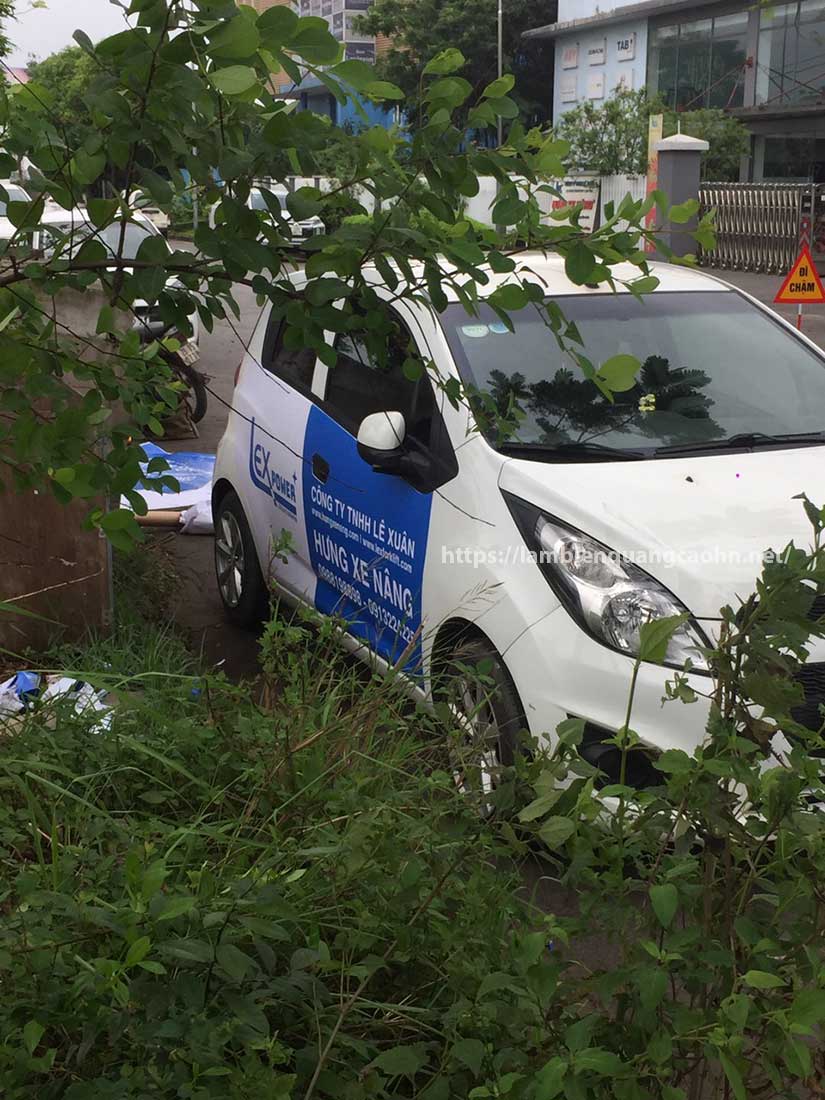 Dán decal quảng cáo lên xe ô tô