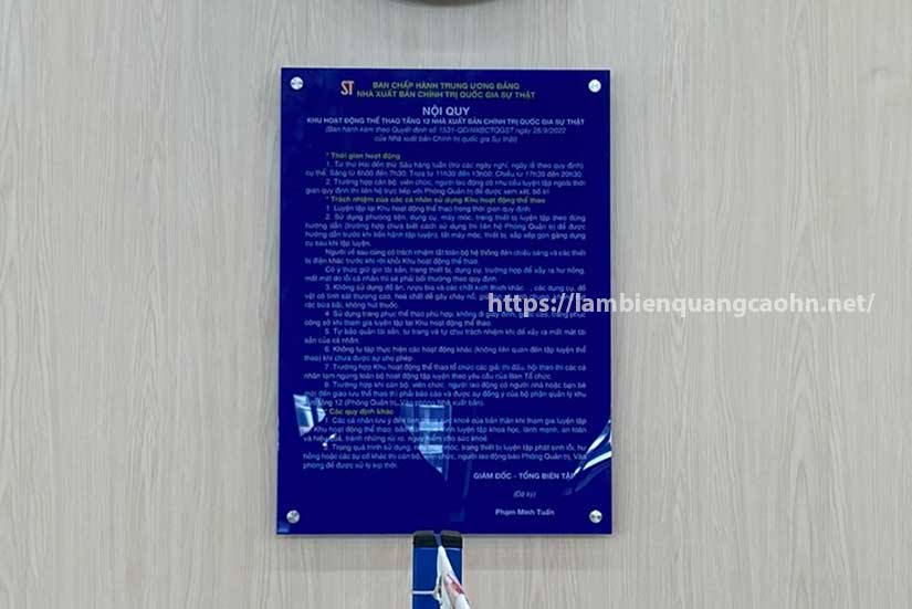 Biển mica treo tường