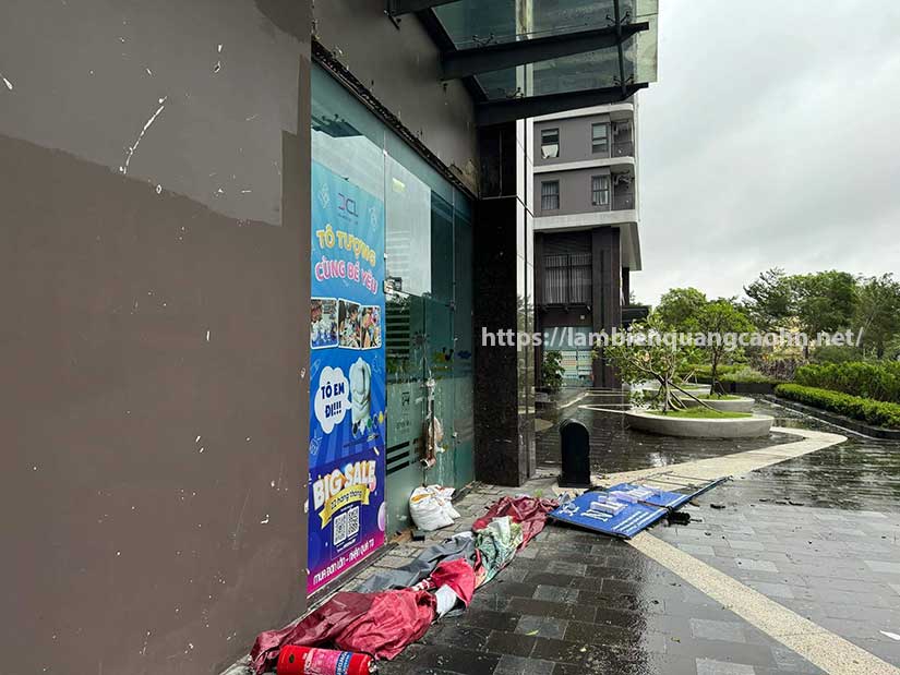 Gia cố biển hiệu quảng cáo khi có bão