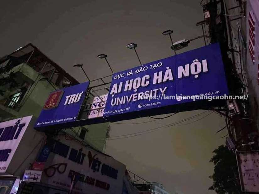 Gia cố biển hiệu quảng cáo khi có bão