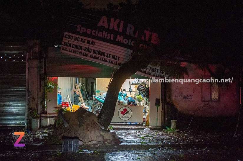 Gia cố biển hiệu quảng cáo khi có bão