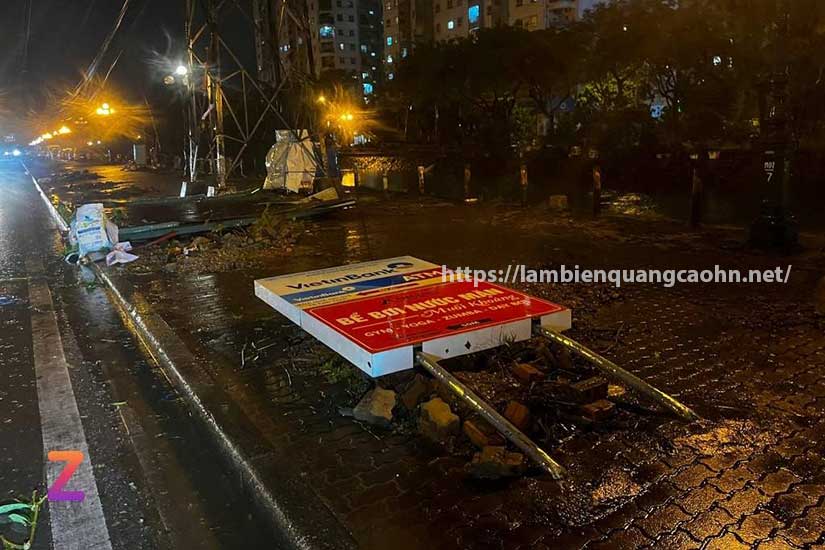Gia cố biển hiệu quảng cáo khi có bão