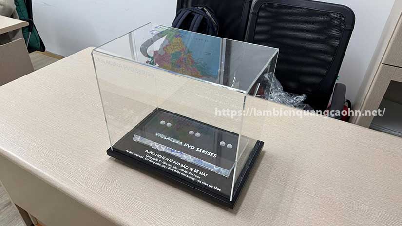 hộp mica đế gỗ