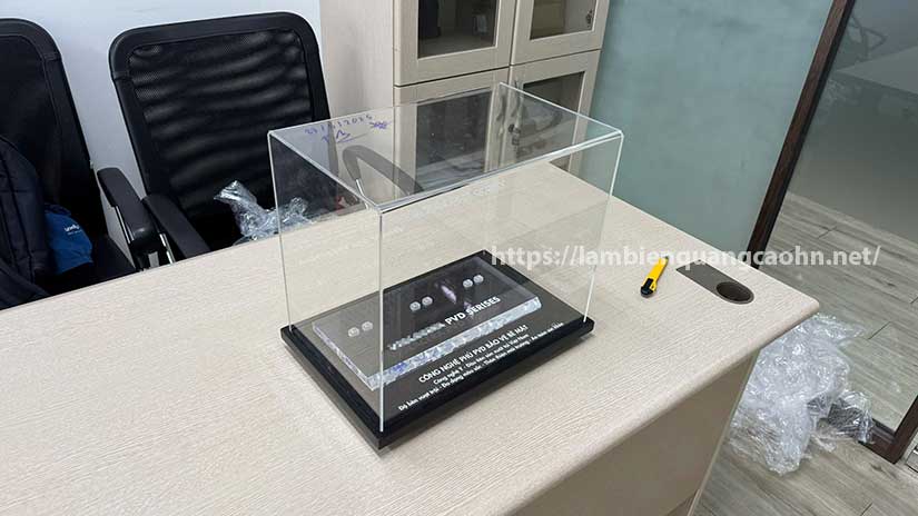 hộp mica đế gỗ