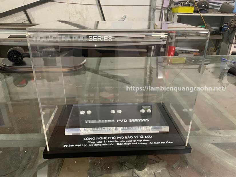 hộp mica đế gỗ