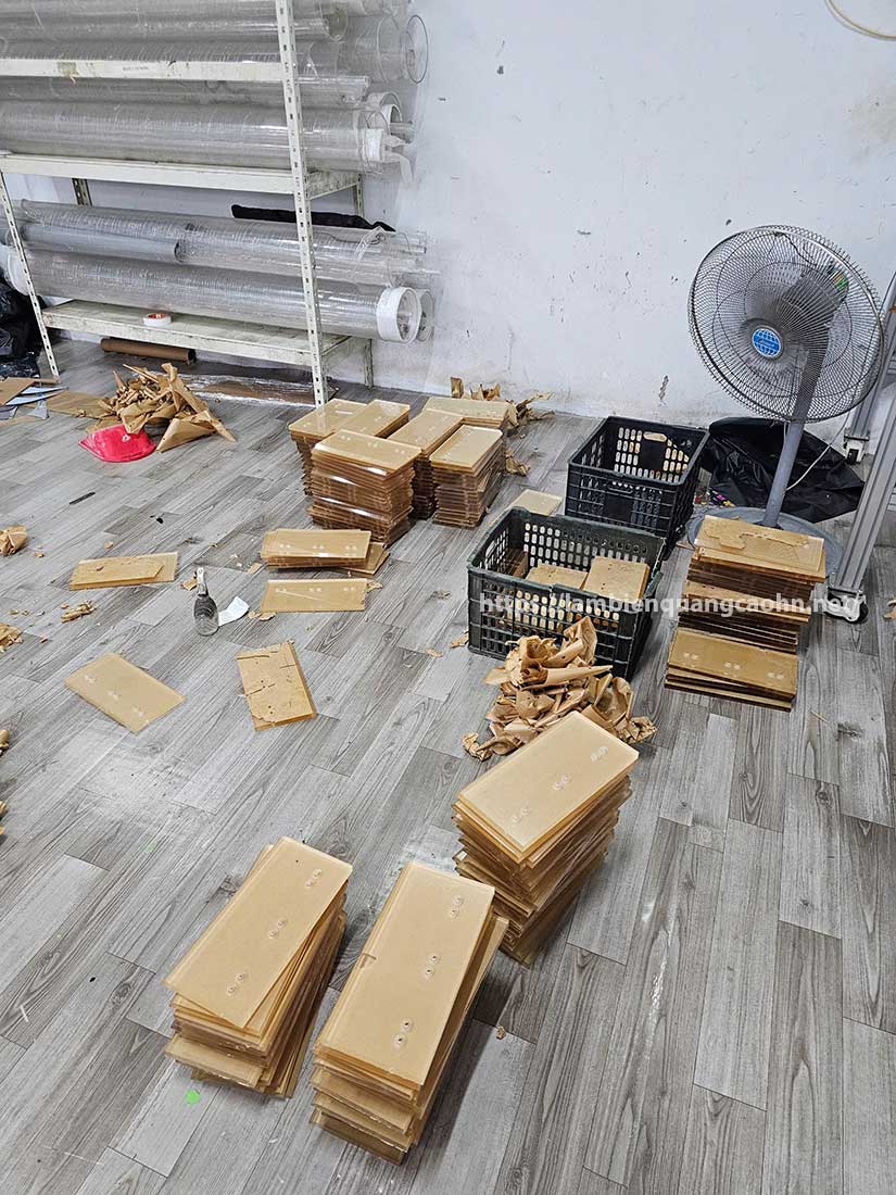 hộp mica đế gỗ