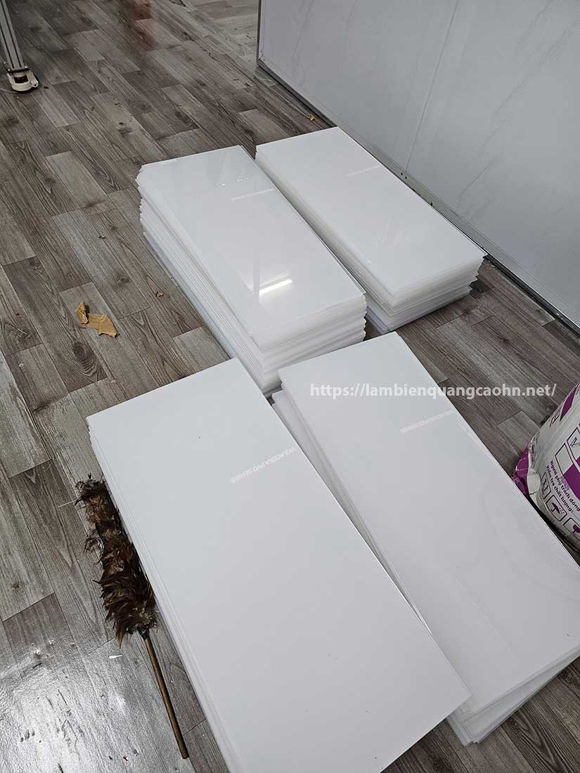 hộp mica đế gỗ