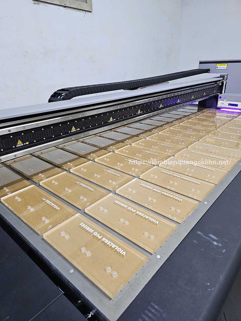 hộp mica đế gỗ