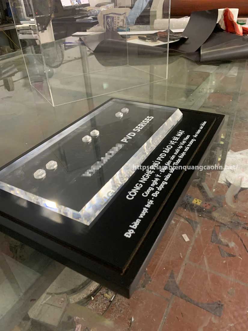 hộp mica đế gỗ