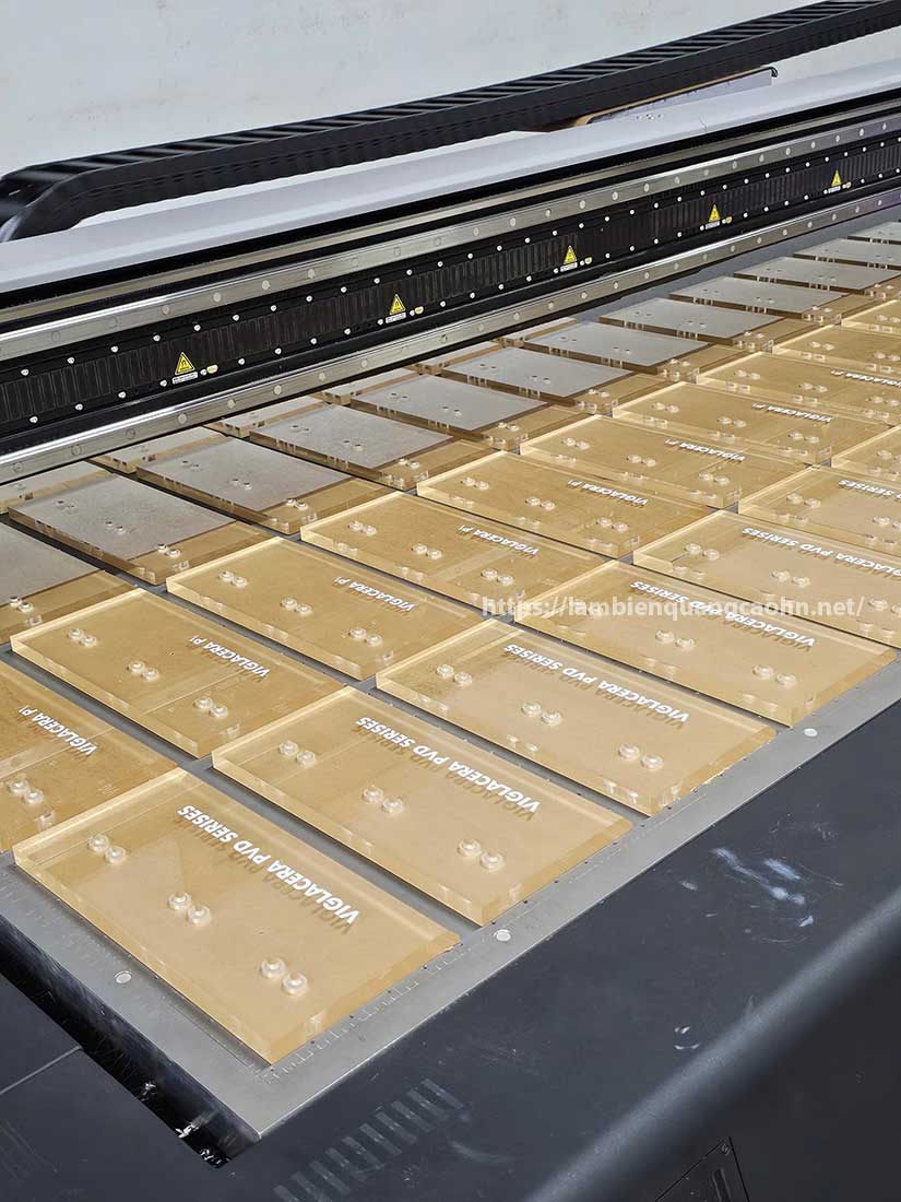 hộp mica đế gỗ