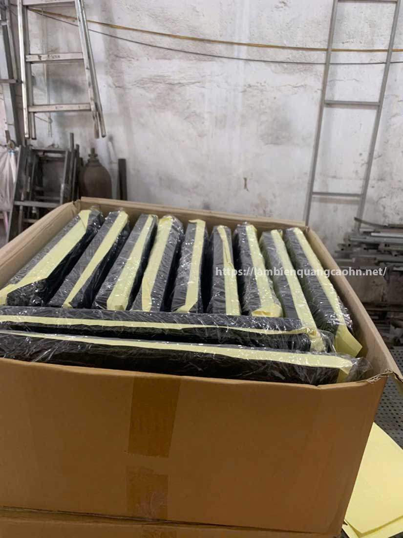 hộp mica đế gỗ