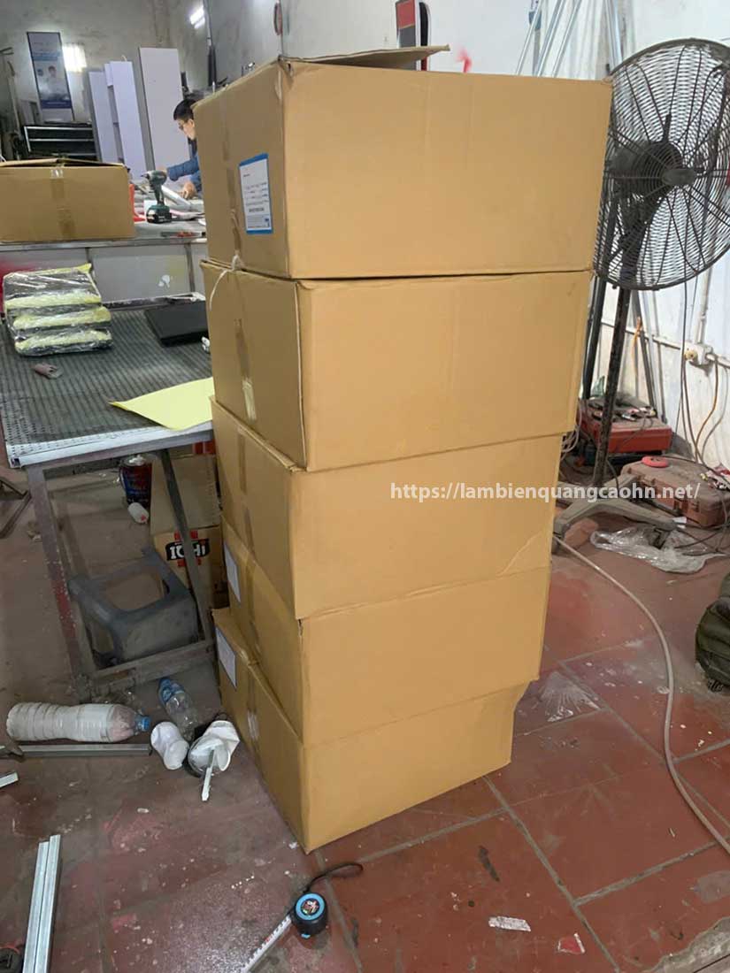 hộp mica đế gỗ