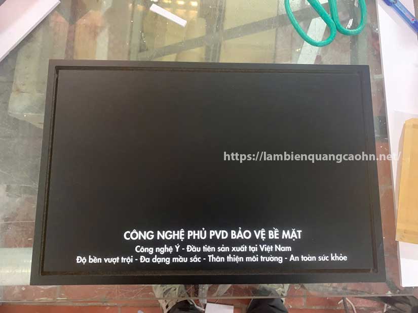 hộp mica đế gỗ