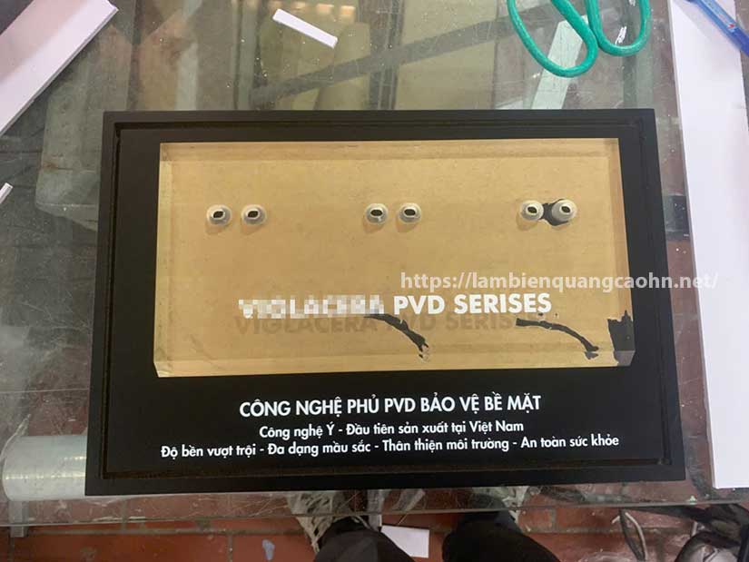 hộp mica đế gỗ