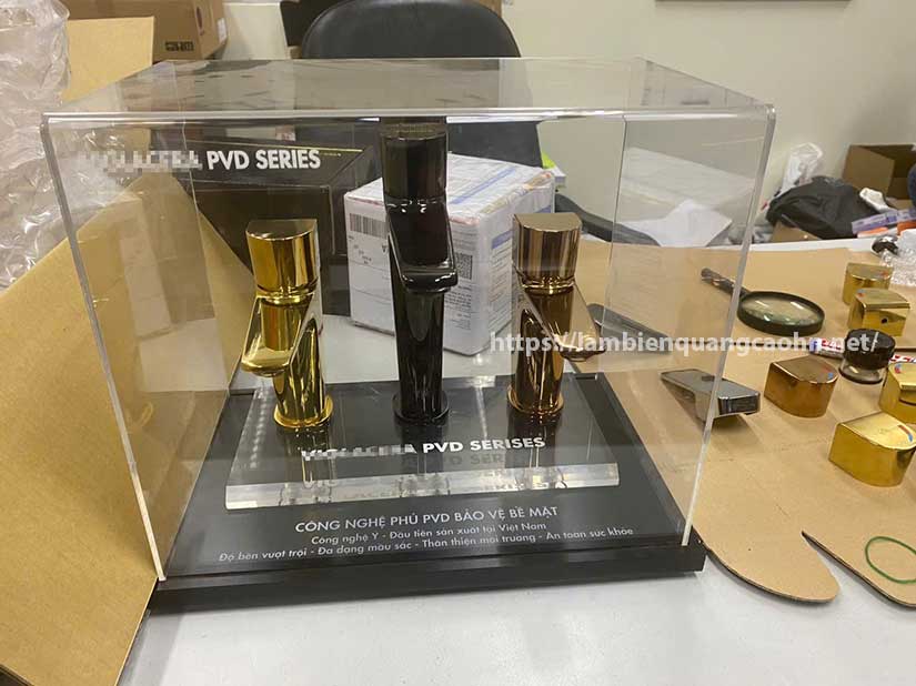 hộp mica đế gỗ