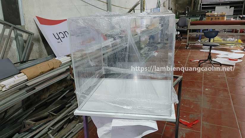 hộp mica đế gỗ