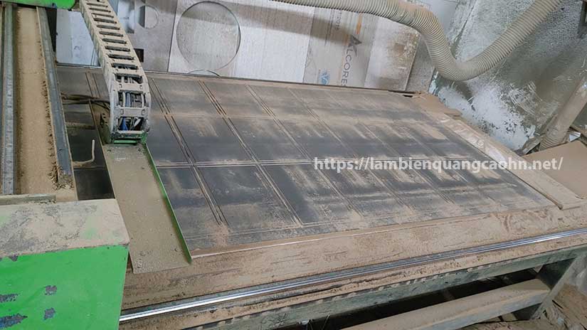 hộp mica đế gỗ