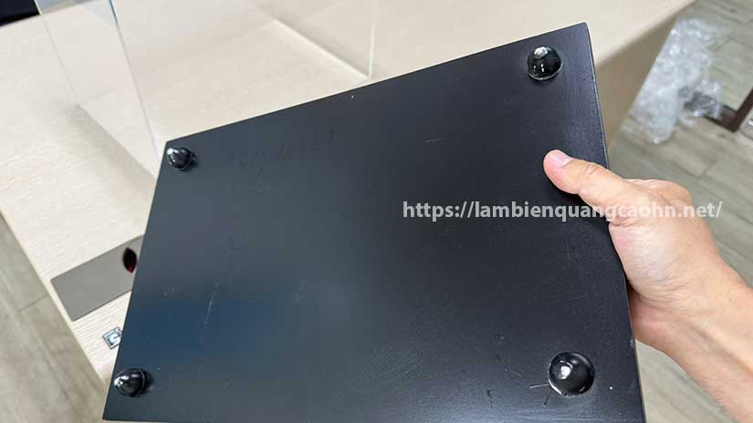 hộp mica đế gỗ