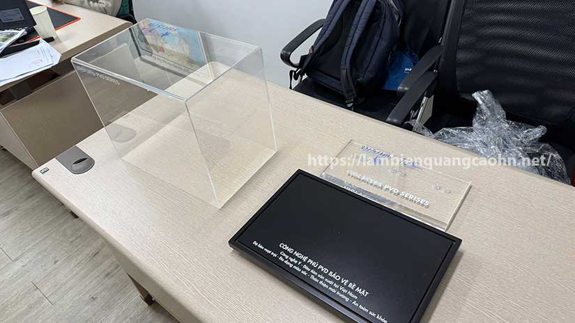 hộp mica đế gỗ