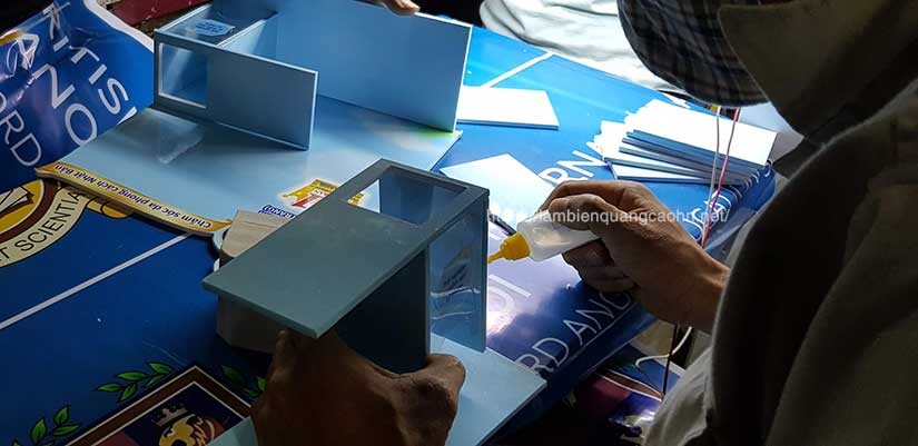 kệ để tờ rơi, kệ quảng cáo mini, kệ quảng cáo để bàn