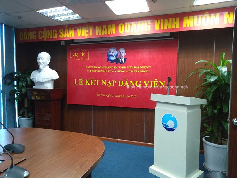 Khẩu hiệu trong hội trường, sân khấu hội trường