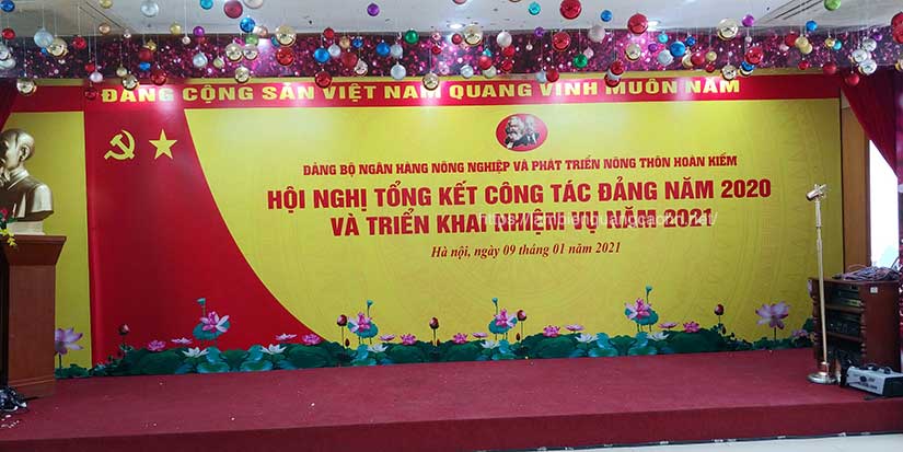 Khẩu hiệu trong hội trường, sân khấu hội trường