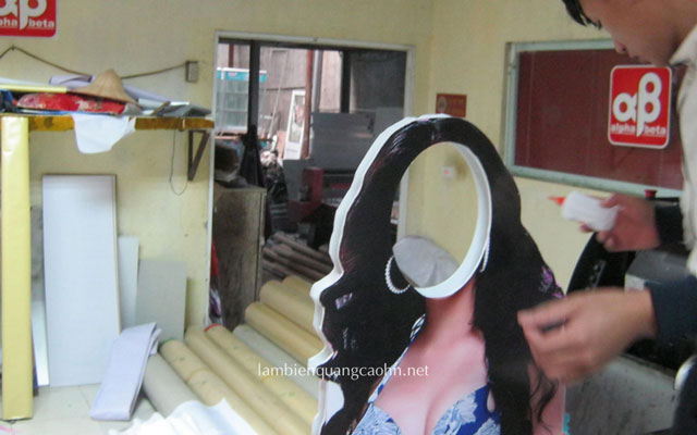 khoét mặt chụp ảnh