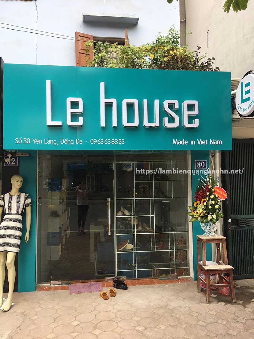 làm biển cửa hàng thời trang