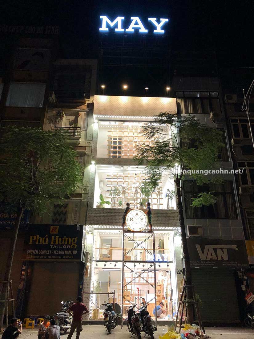 làm biển cửa hàng thời trang