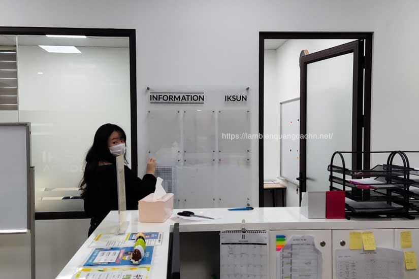 biển mica công ty, làm biển công ty, biển treo bằng khen,