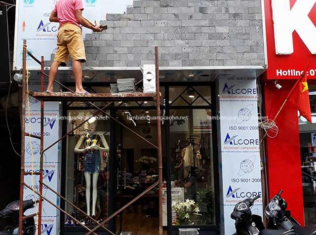 Làm biển quảng cáo độc lạ, biển quảng cáo ốp gạch