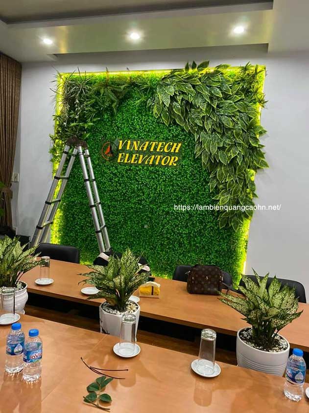 làm biển cửa hàng bằng cỏ nhân tạo