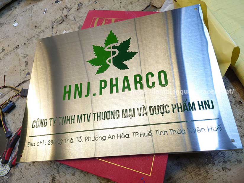làm biển tên công ty