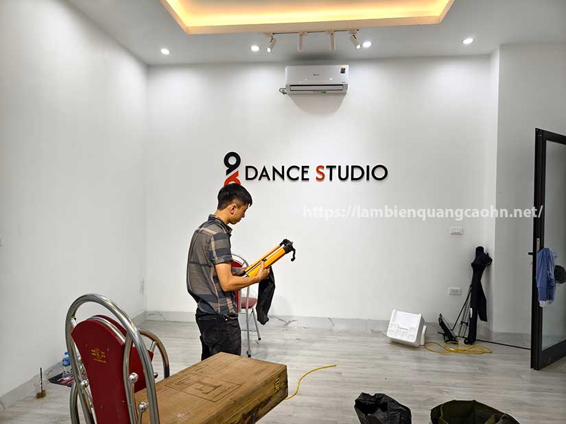 logo bán hàng online treo tường, logo live stream treo tường