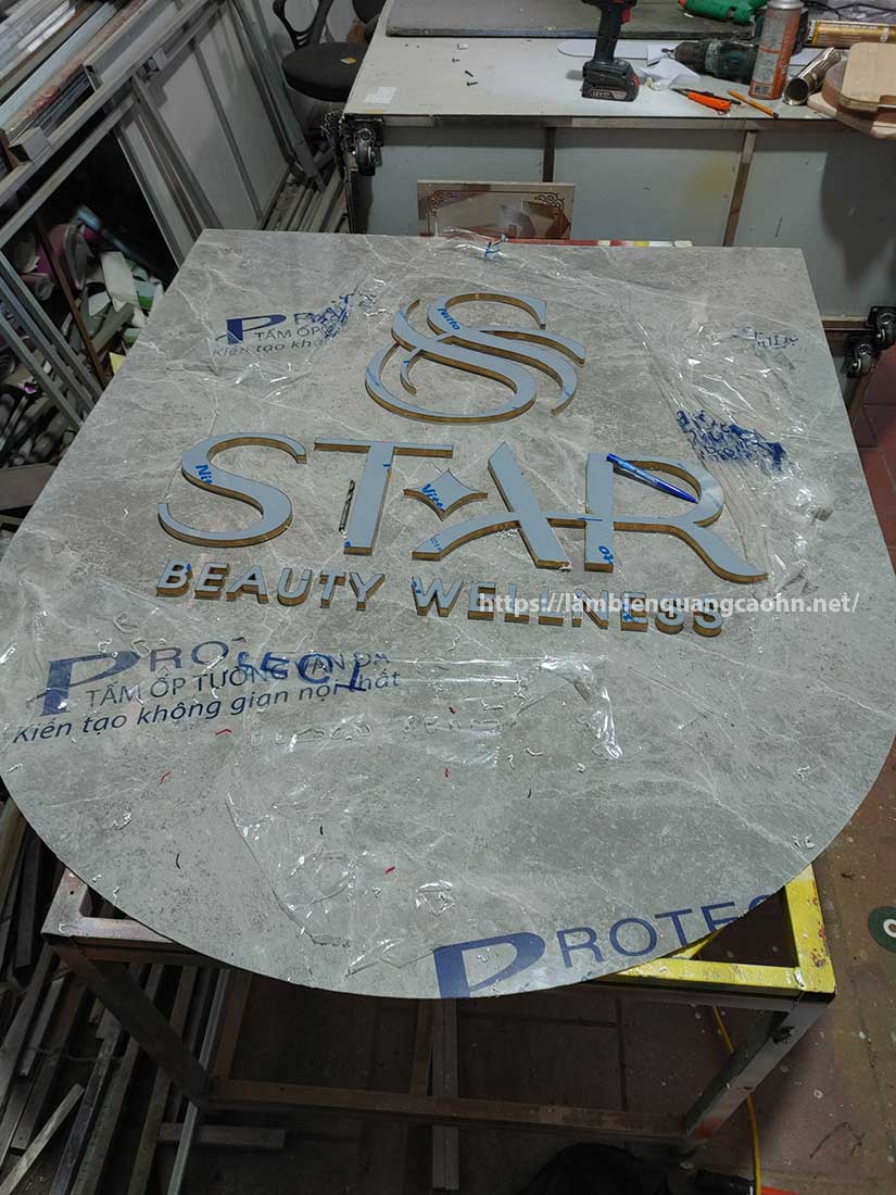 Biển chữ nổi inox sáng chân