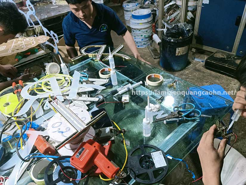 Biển chữ nổi inox sáng chân