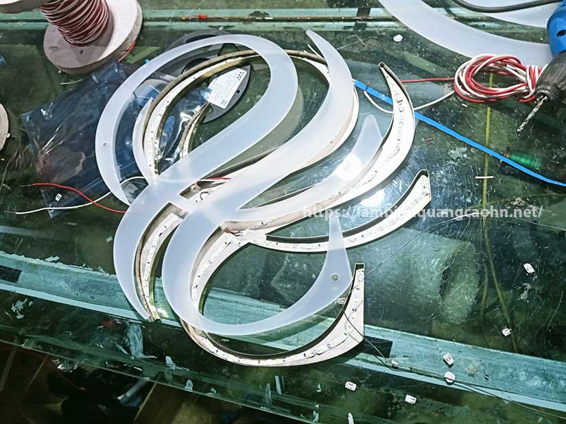 Biển chữ nổi inox sáng chân