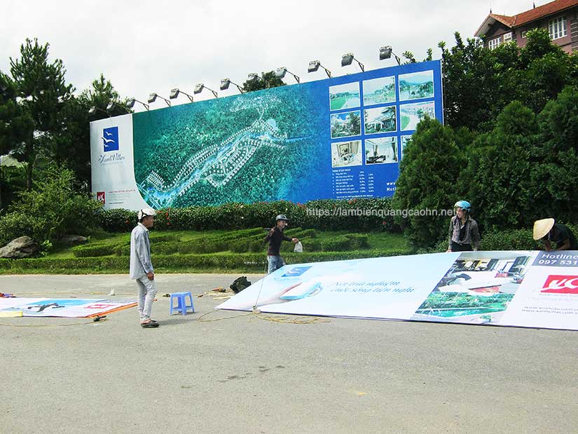 biển quảng cáo màu xanh lá cây