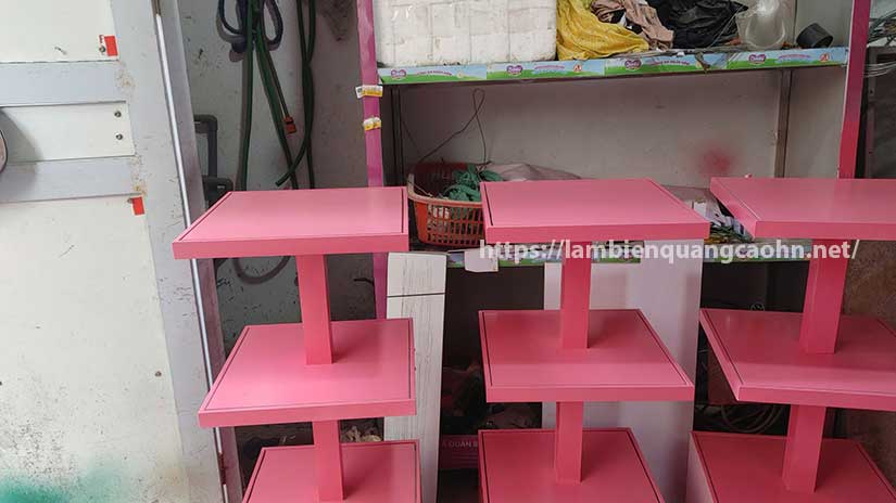 mẫu kệ trưng bày mỹ phẩm mini